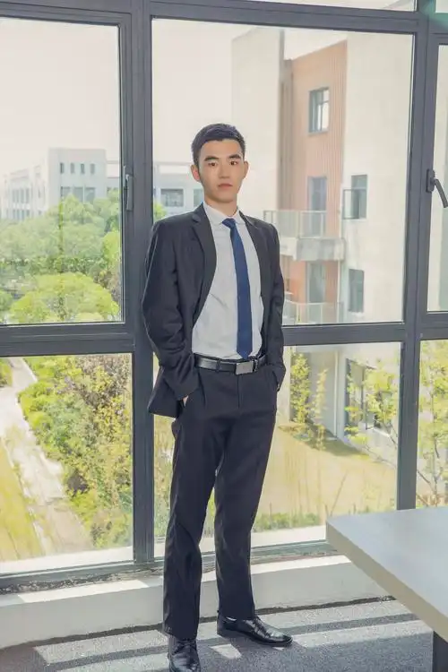 商务男士在办公室形象照