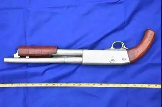 刚刚 武汉"黑老大"的爱枪被扔进钢炉