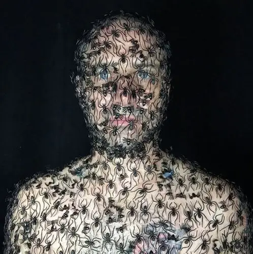 想吓坏密集恐惧症患者? 美「面具奇才」用脸当画布