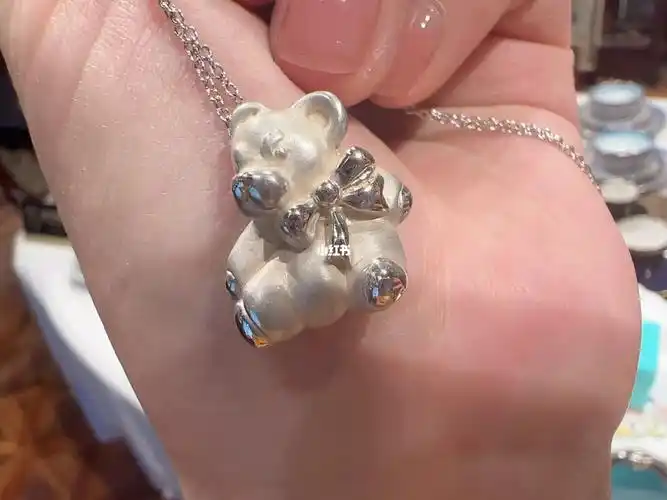 最近很多小姐姐来咨询这只tiffany蒂芙尼小熊项链请问她是怎么突然火