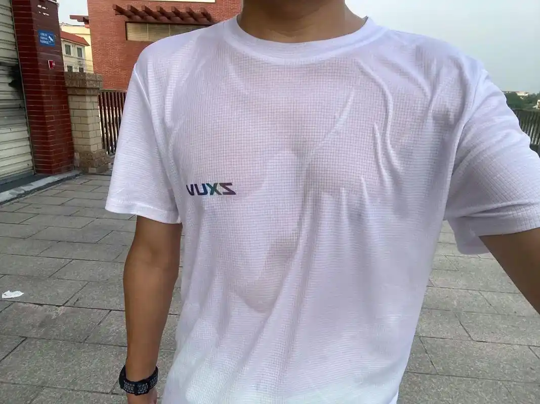 五公里跑完,汗水是咸的,脸是红的,衣服是湿透的,心跳是加速的 - 抖音