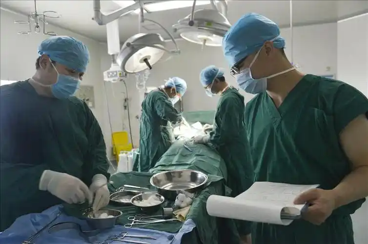 男护士三人行 手术台上绽青春