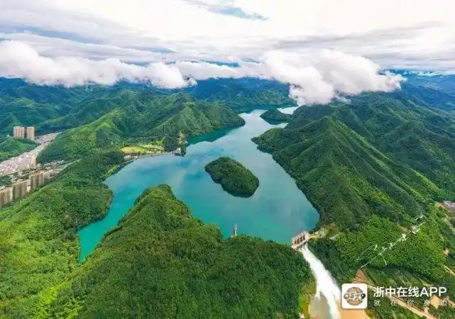 壮观金华安地水库泄洪很多人拿着叉子等