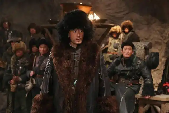 杨子荣追击土匪郑三炮时牺牲开枪两次没打响用野猪油擦枪所致