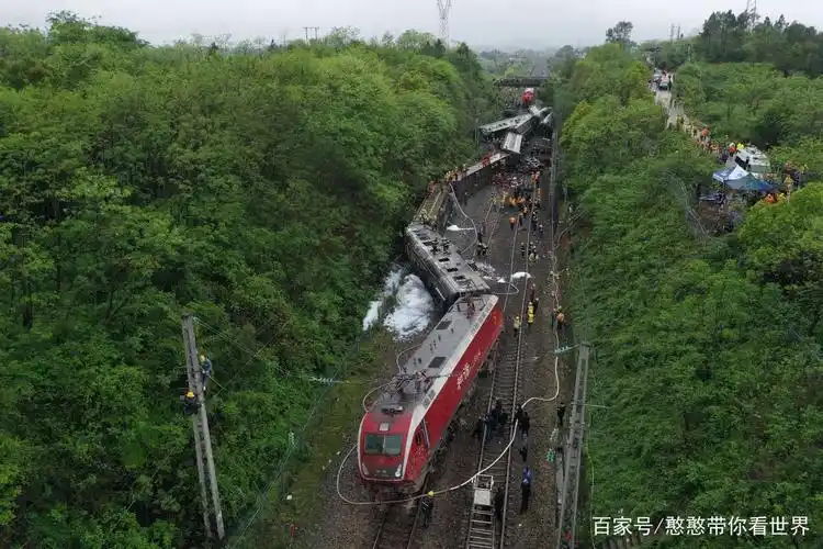 造成1人遇难4人重伤123人轻伤. 构成铁路交通一般较大事故.