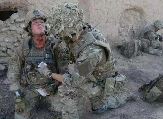 在真正的战斗中,士兵被子弹击中以后,能够立刻爬起来吗?_人体