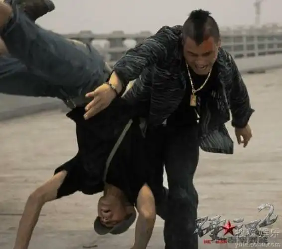 为什么好多人都说超级散打王柳海龙被打死