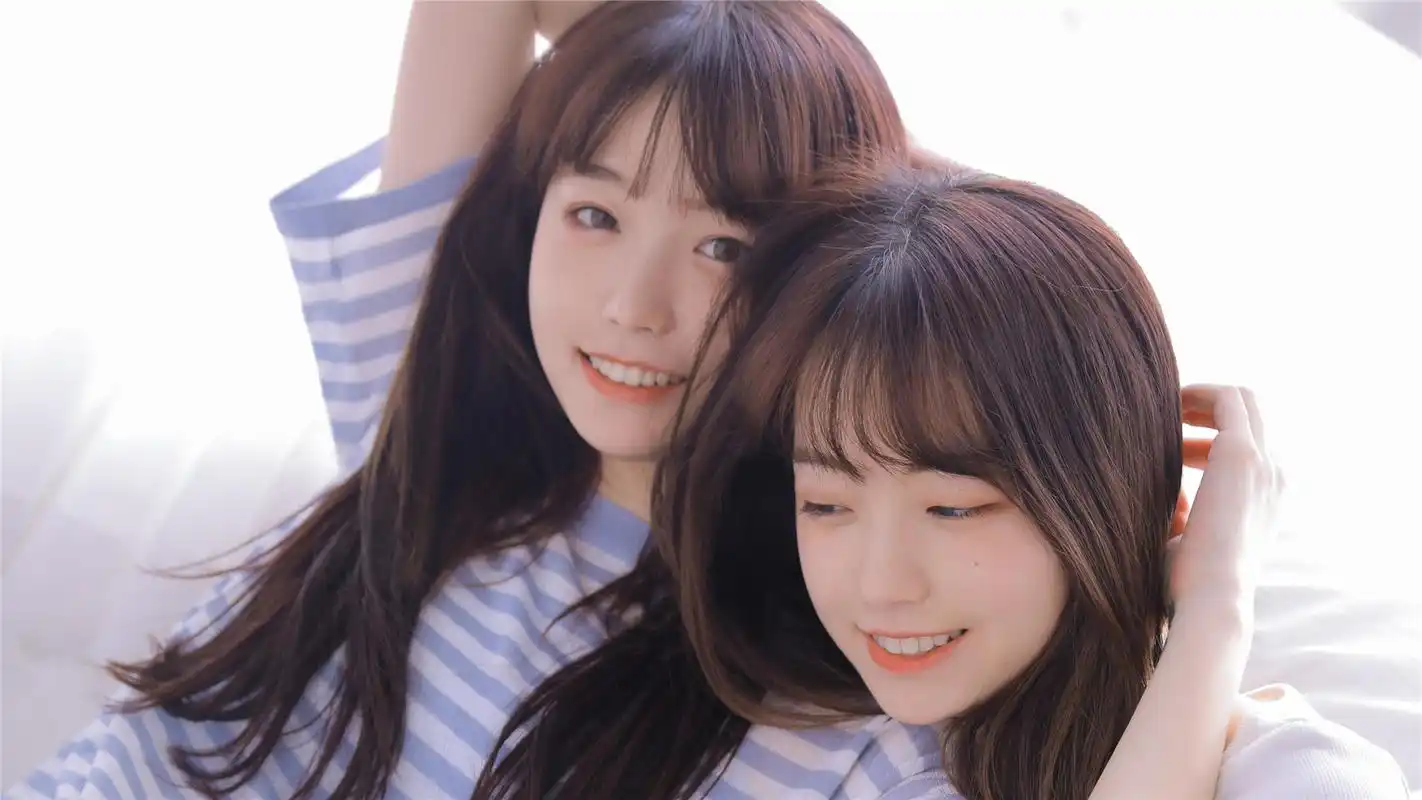 清纯姐妹花居家甜美高清桌面壁纸