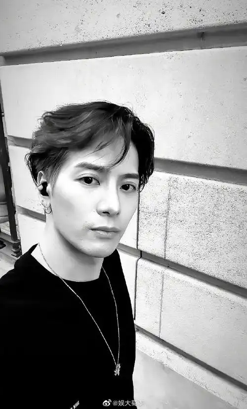 王嘉尔陪庆怜纹身