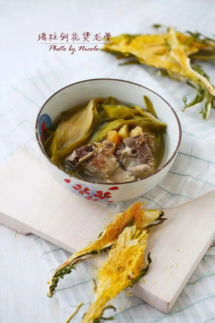 冬日里的暖胃汤:瑶柱剑花煲龙骨[7p]