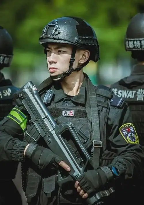 长沙特警帅哥vs成都肌肉特警选一个当男友你选谁