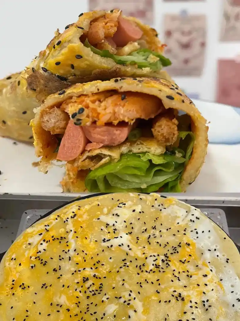 连薄脆都自己做的煎饼果子 - 抖音