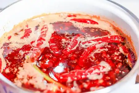 红汤辣油火锅冬天美食