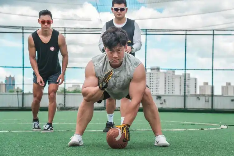 手套有点眼熟啊@橄榄球何佩璋@短腿小萝卜@4all腰旗橄榄球@加伍磅健身