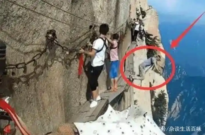 华山栈道男子跳崖轻生,过程被拍摄了下来,结果引人深思!