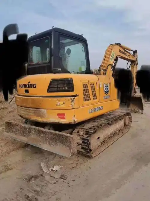 2017年小时:不详设备型号:lg6060设备品牌:龙工设备类型:挖掘机停放