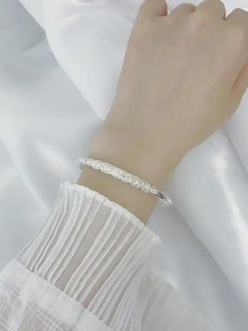 左手还是右手?女士银镯子戴哪个手好?教你最佳选择