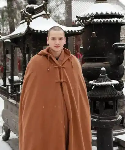 中国最帅主持释明心出家前照片