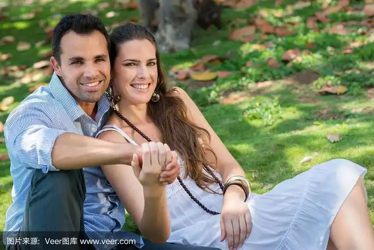 恋爱中的男女朋友,约会时互相拥抱