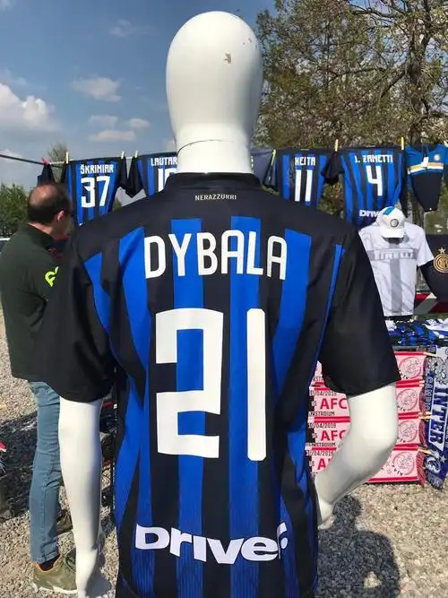 一图流什么操作摊贩出售印有迪巴拉名字的国米球衣