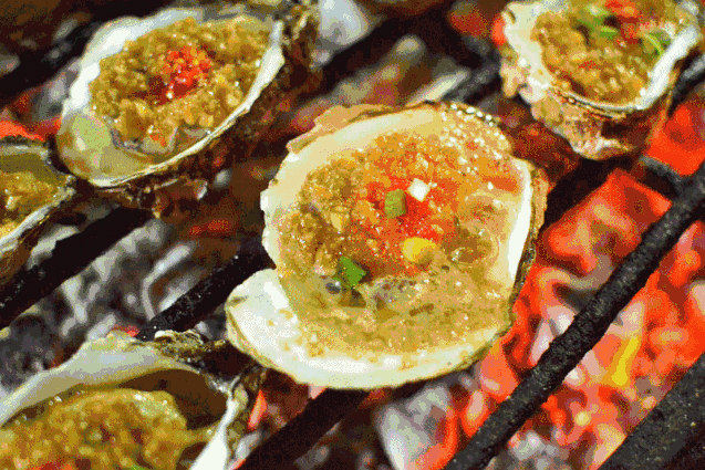 露营和烧烤缺一不可,看着星星,吃着烧烤,享受在自然中的闲适,国庆