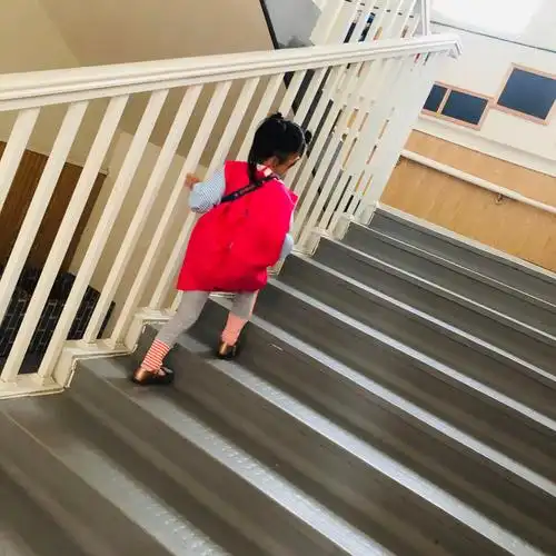 爬楼梯,要注意安全哦