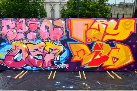 美丽的街头艺术涂鸦.抽象色彩创意画在城市墙壁上的颜色.