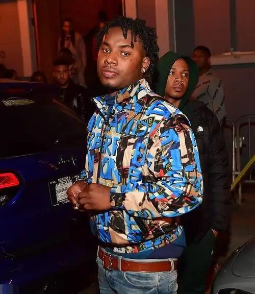 美国黑人说唱歌手正驾车在市中心行驶,突然被不明枪手当场射杀