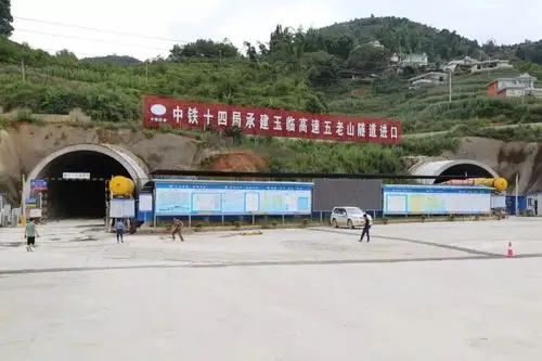 五老山隧道左幅长6685米,右幅长6640米,该隧道于2016年4月25日开工