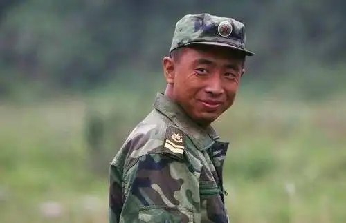 他身材矮小却演军人,曾经让妻子失望,如今46岁婚姻很幸福