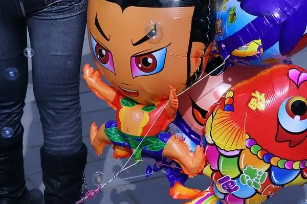 花花绿绿的气球比我小时候的那种有意思多了,还有卡通造型,看,葫芦娃