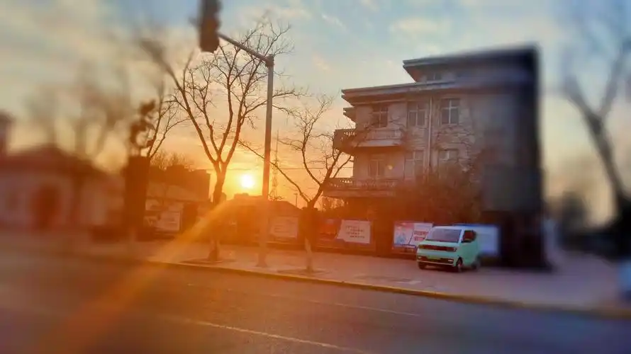 夕阳下的城市街道