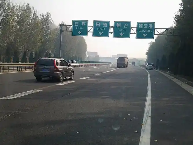 日照境内有两条高速公路,东西走向的是日兰(日东)高速,南北走向的是