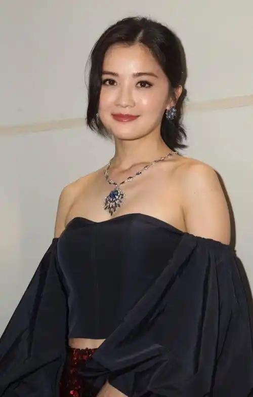 原创阿sa的气质真的不一般一字肩上衣配亮片阔腿裤时髦精致