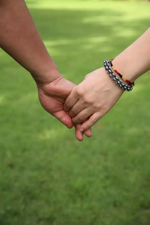 现实一点的牵手照片