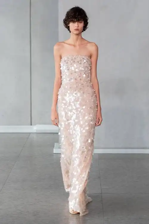 花漾绽放 春夏新品时装呈现多元之美|印花|盛开|连衣裙|burberry_网易