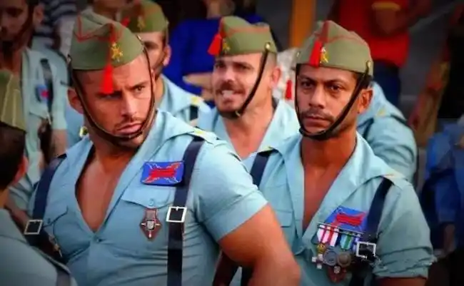 以凶狠残酷而闻名的外籍兵团它号称佛朗哥豢养的野兽