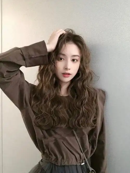 木马卷 非常时尚的一款发型,而且风格多变,轻熟,甜美,酷飒风都可以,更