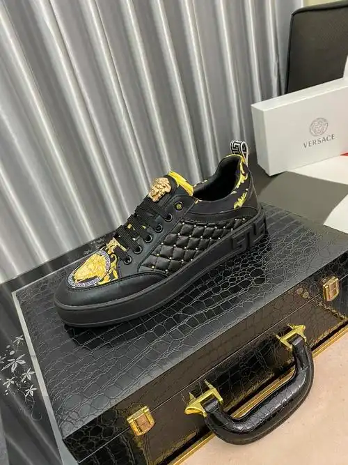 范思哲 versace 休闲时尚男鞋跑步鞋 爆款 版型简洁大气 潮男专属.