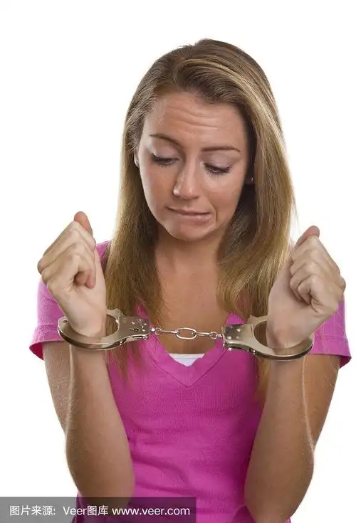 女孩在手铐