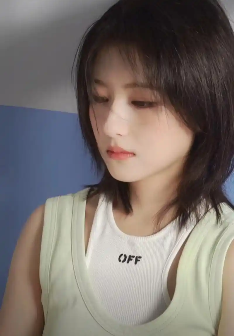 李兰迪拍杂志扮深沉,短发自然凌乱有种电影里角色黑化的既视感,她的