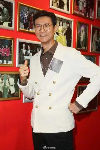 70岁郑少秋西装笔挺 自曝为演唱会努力操肌