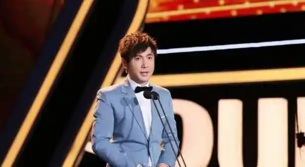 昔日的军艺校草沈腾,如今却坦言与徐峥撞脸,这是为何?_麻花_开心_王牌