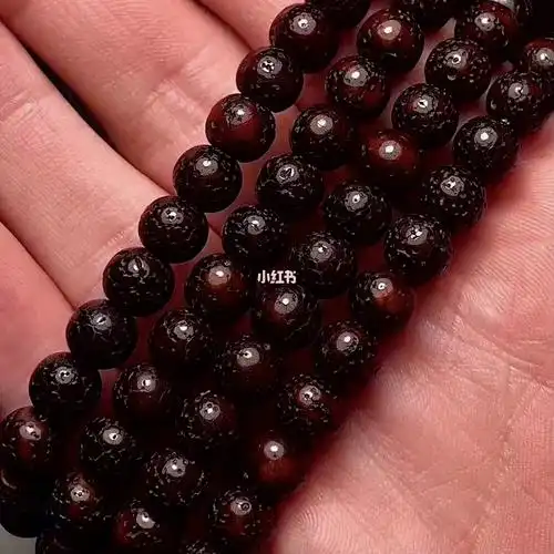 一串老星月菩提手串的形成,需要经过多年的悉心盘玩.