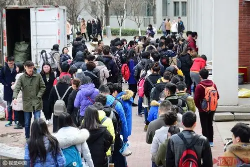 开学万象!小学生哈欠连天大学生取快递忙