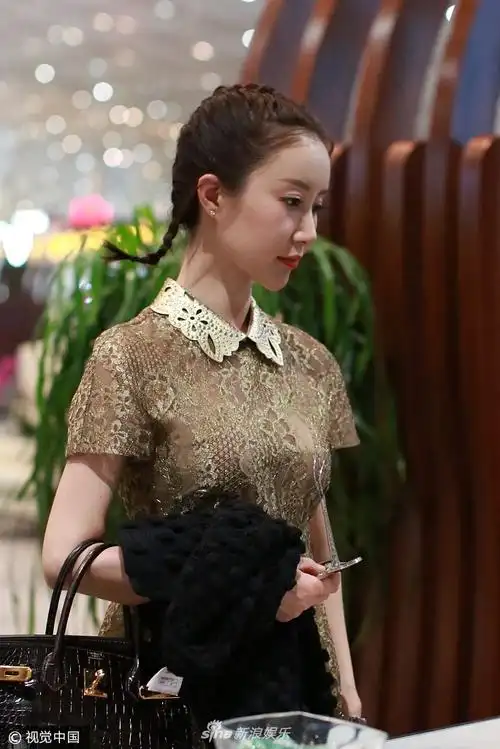 舒畅梳羊角辫嫩出水 金色透视短裙秀好身材[4p]