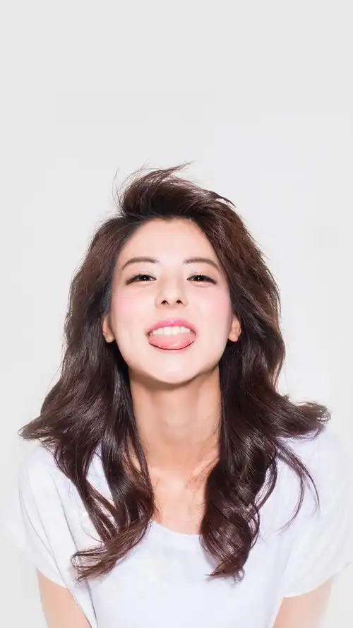 吐舌头的可爱长发美女手机壁纸下载