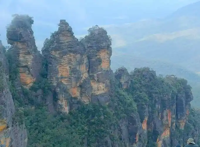 三姐妹峰,这个由奇特的岩石层形成的三座山峰高达900米,傲立于蓝山之