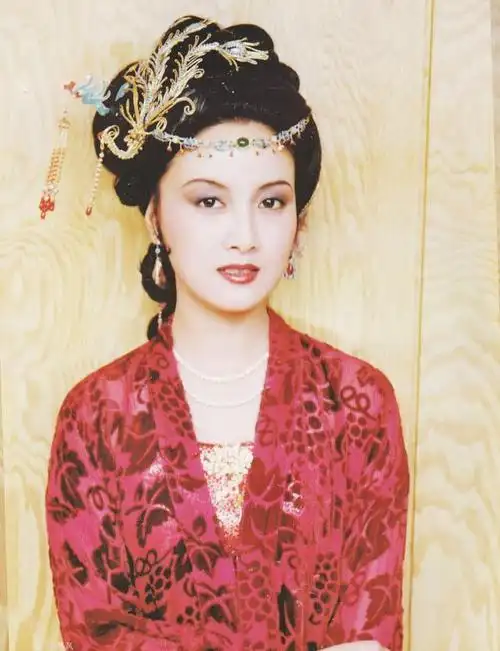 一只凤钗6种戴法,让87版红楼梦王熙凤告诉你:什么是国宝级造型