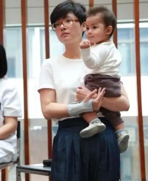 著名主持人吉雪萍嫁富豪老公幸福美满一女一儿凑成了一个好字